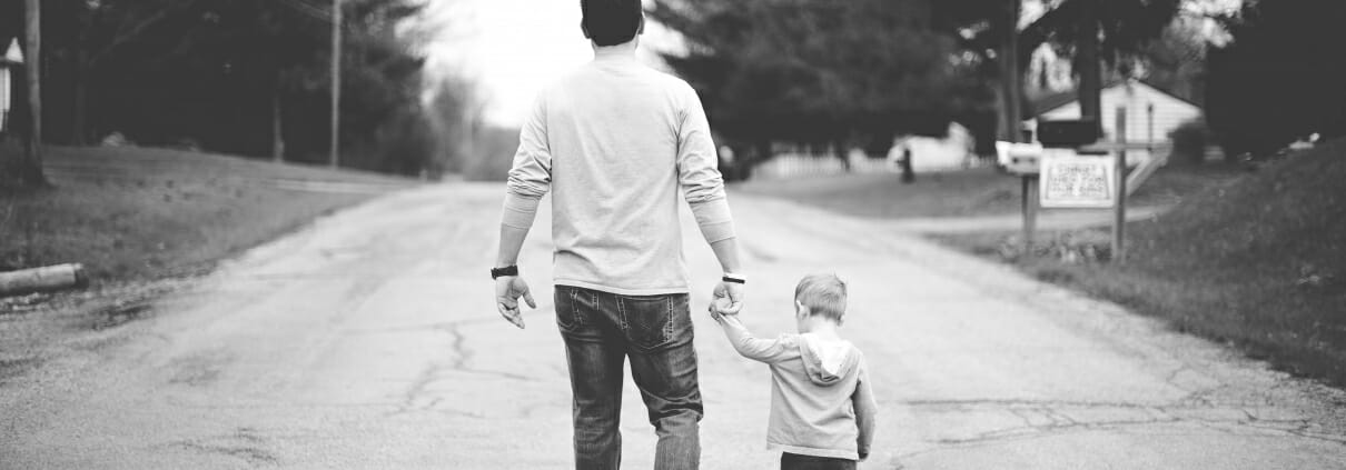 padre paseando hijo