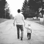 padre paseando hijo